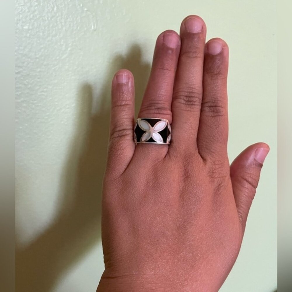 Elegant 925 Sterling Silver and Black Floral Ring